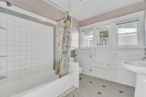 Upstairs full bath