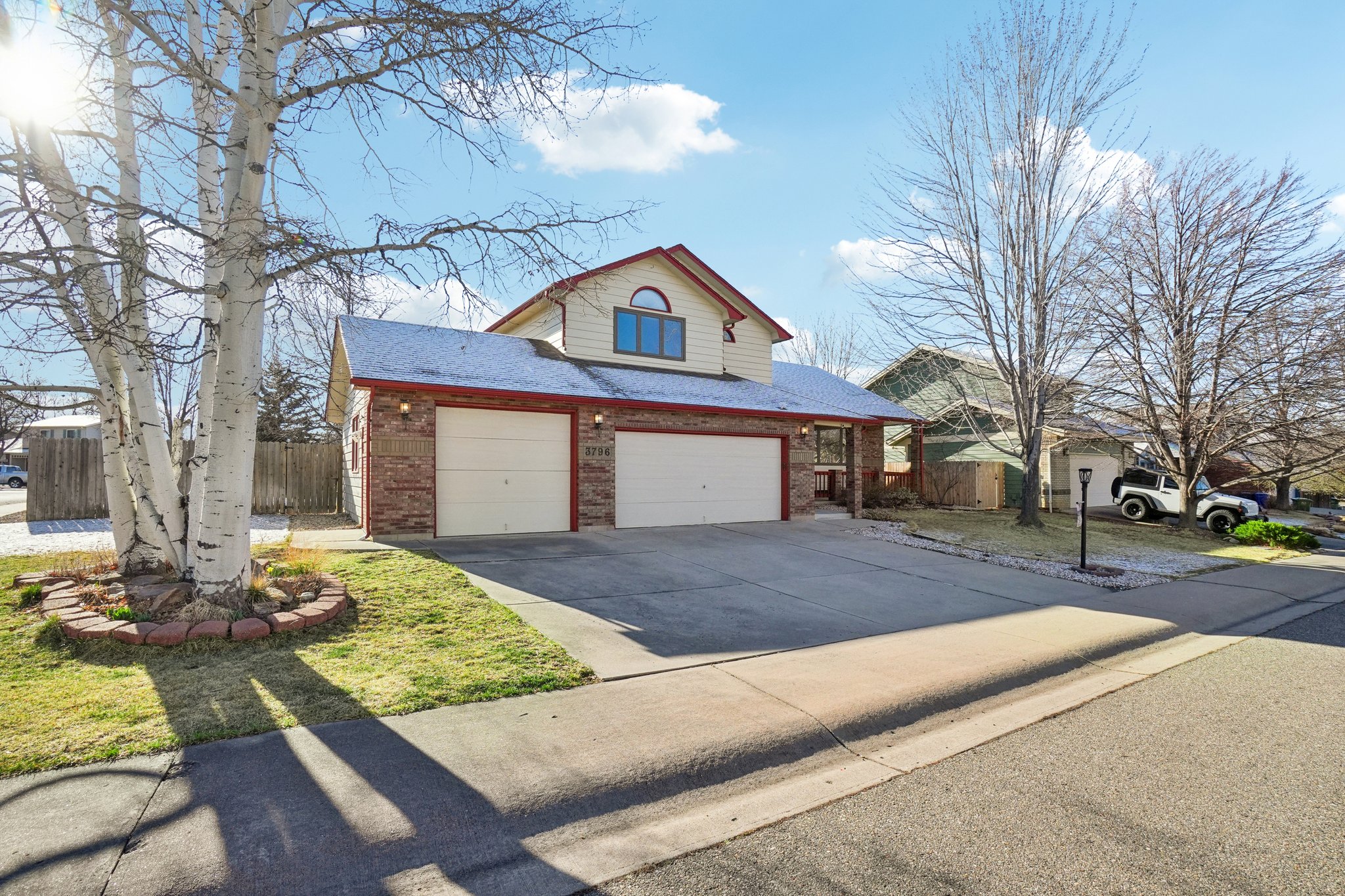 Larkspur Dr-S1203-002.jpg