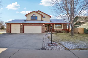 Larkspur Dr-S1203-001.jpg
