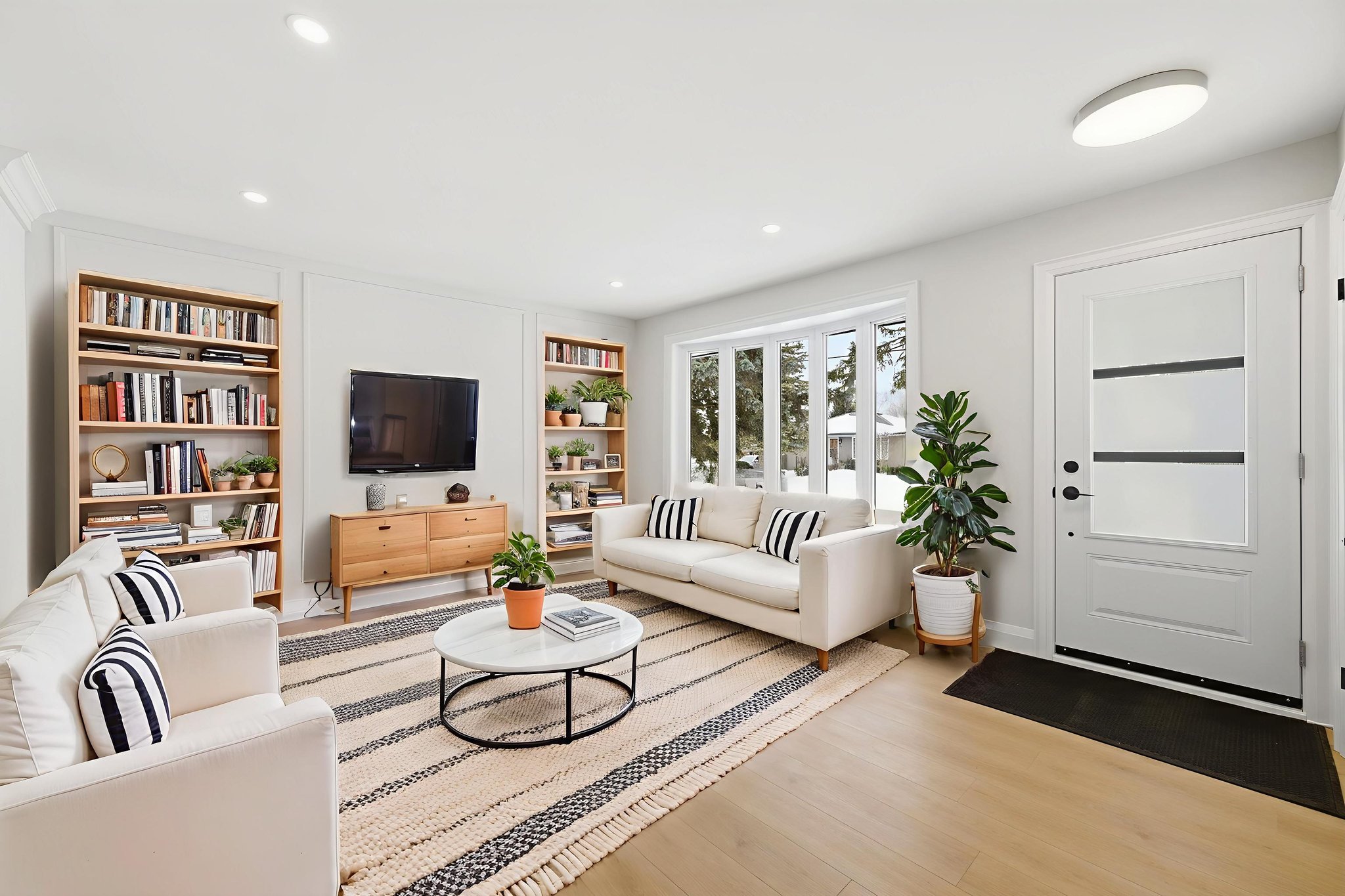 DSC03840 virtually staged.jpeg