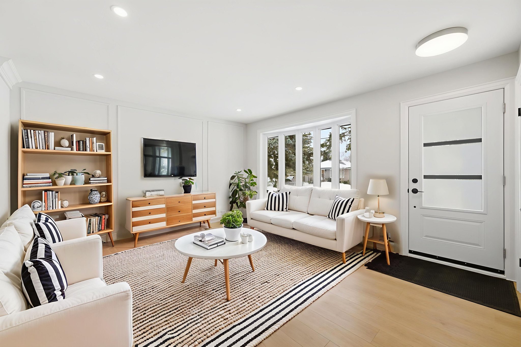 DSC03840 virtually staged.jpeg