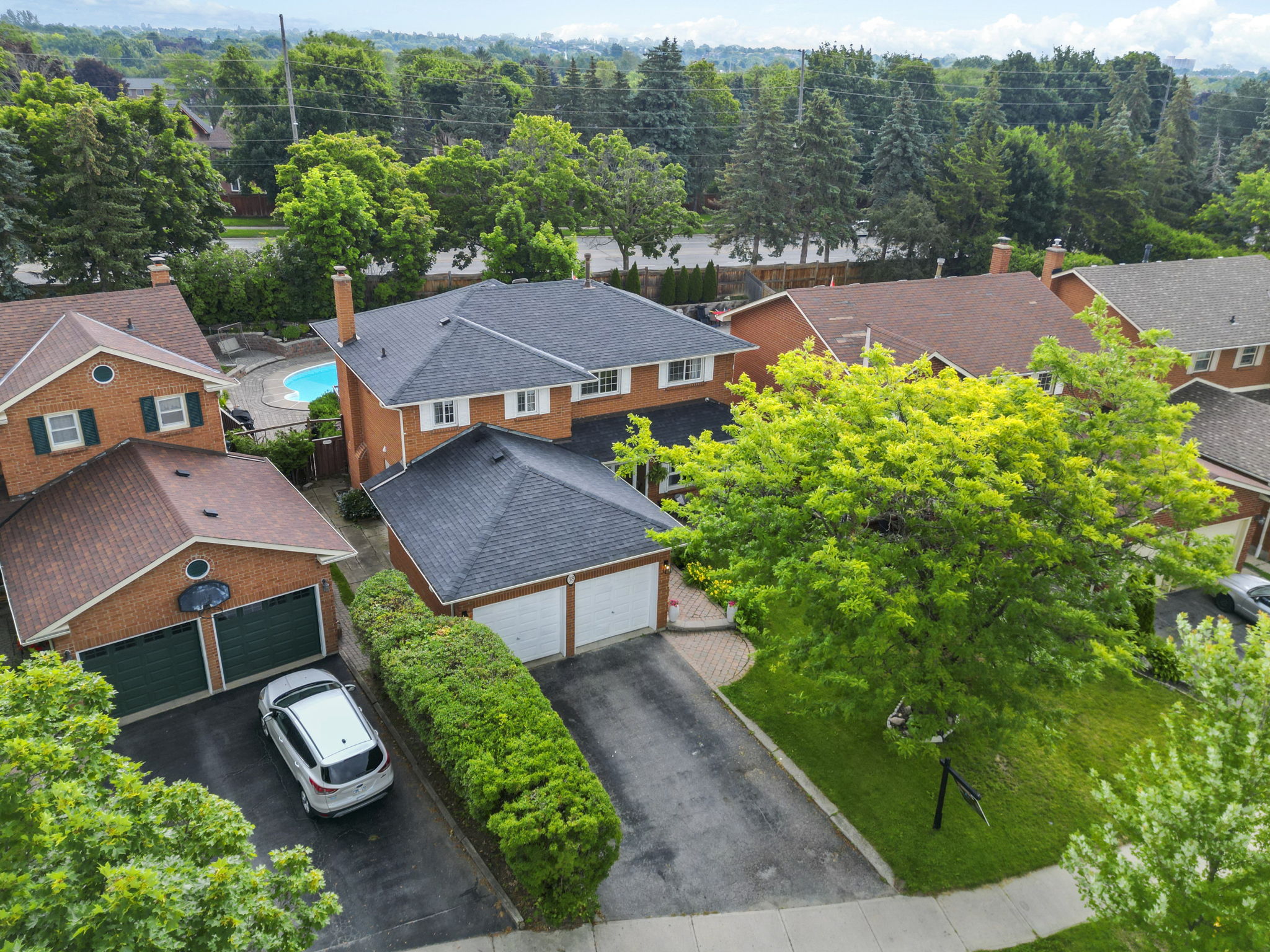 38 Robinson Crescent Whitby, ON L1N 6W5