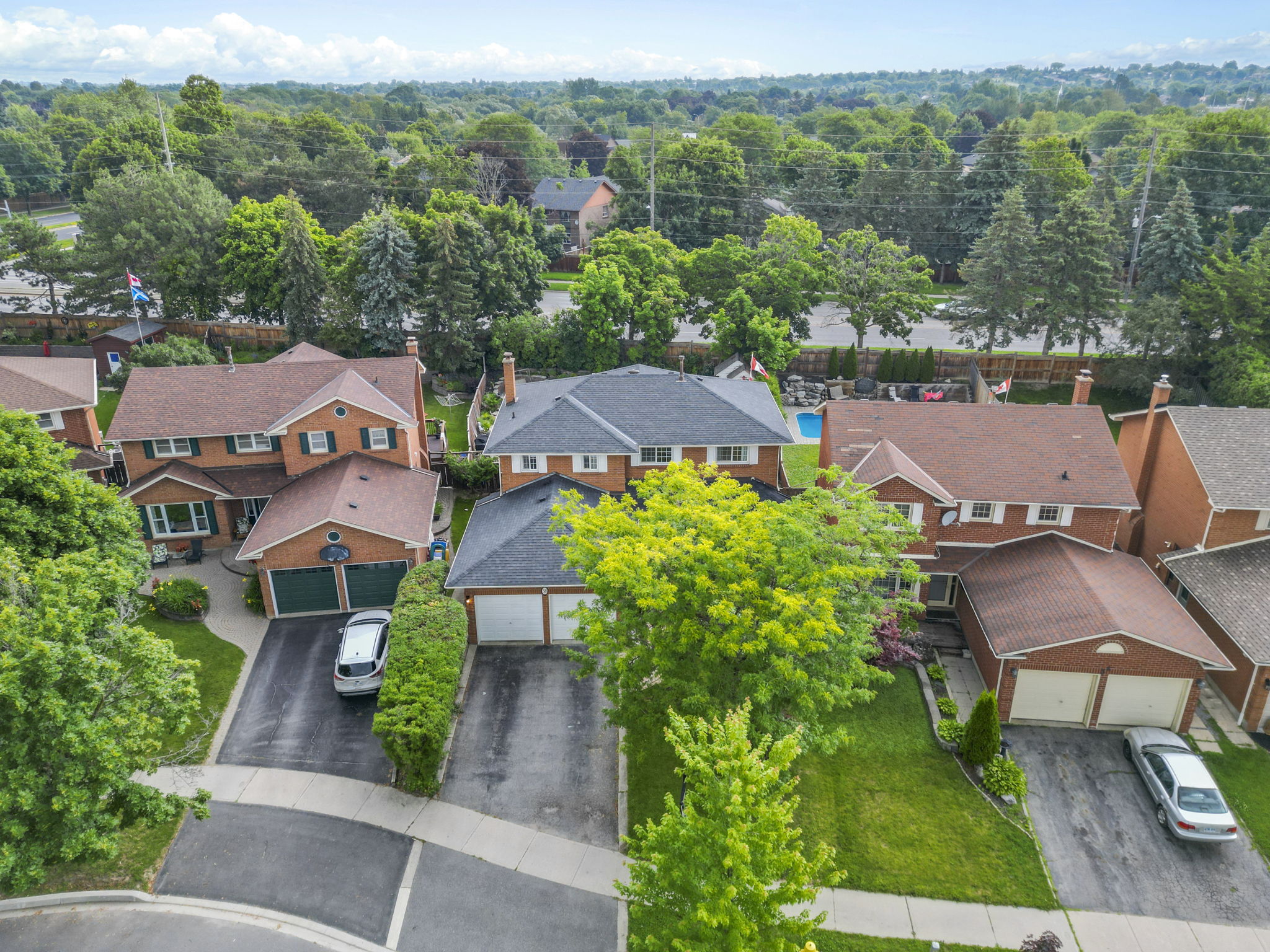 38 Robinson Crescent Whitby, ON L1N 6W5