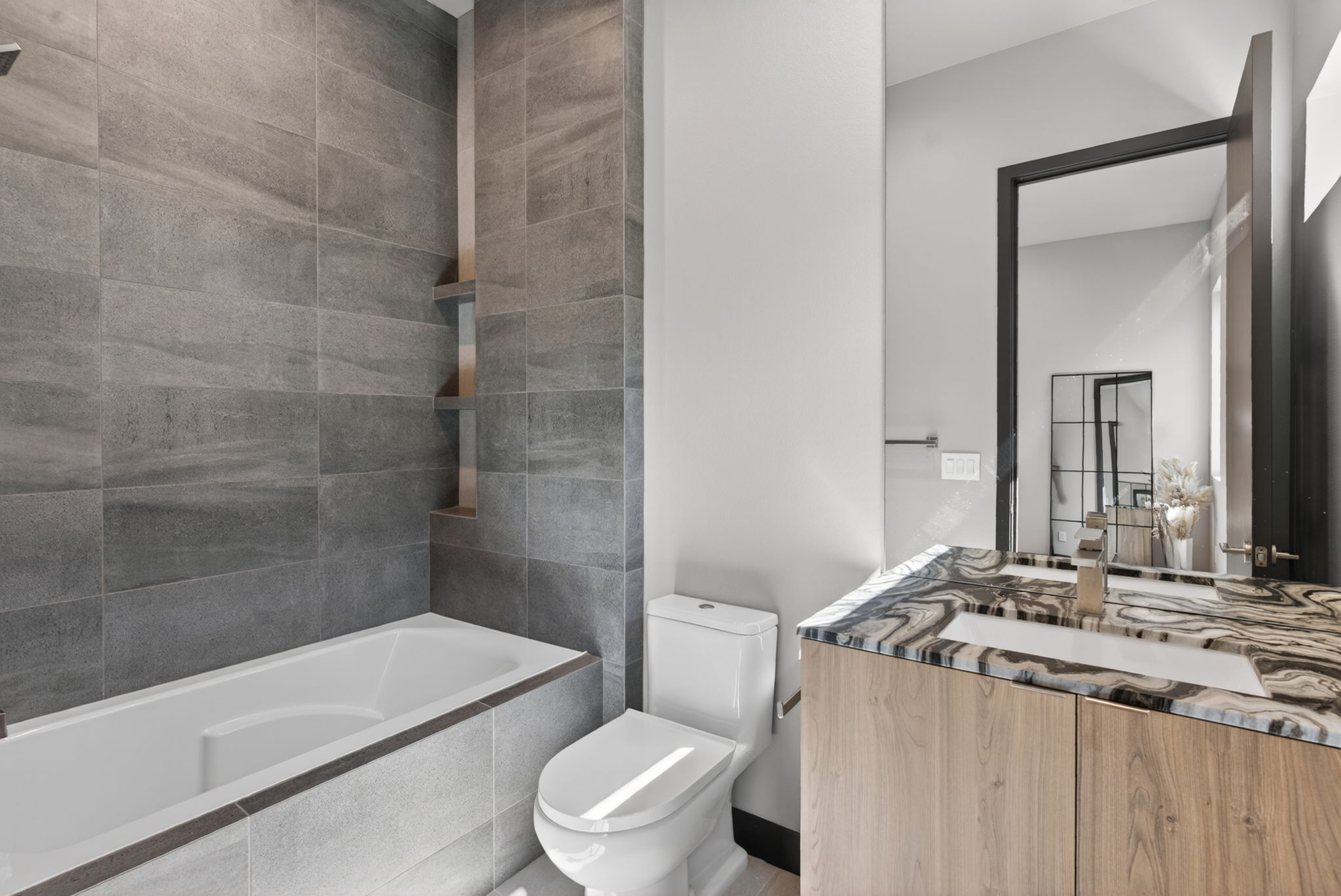  Photo 42