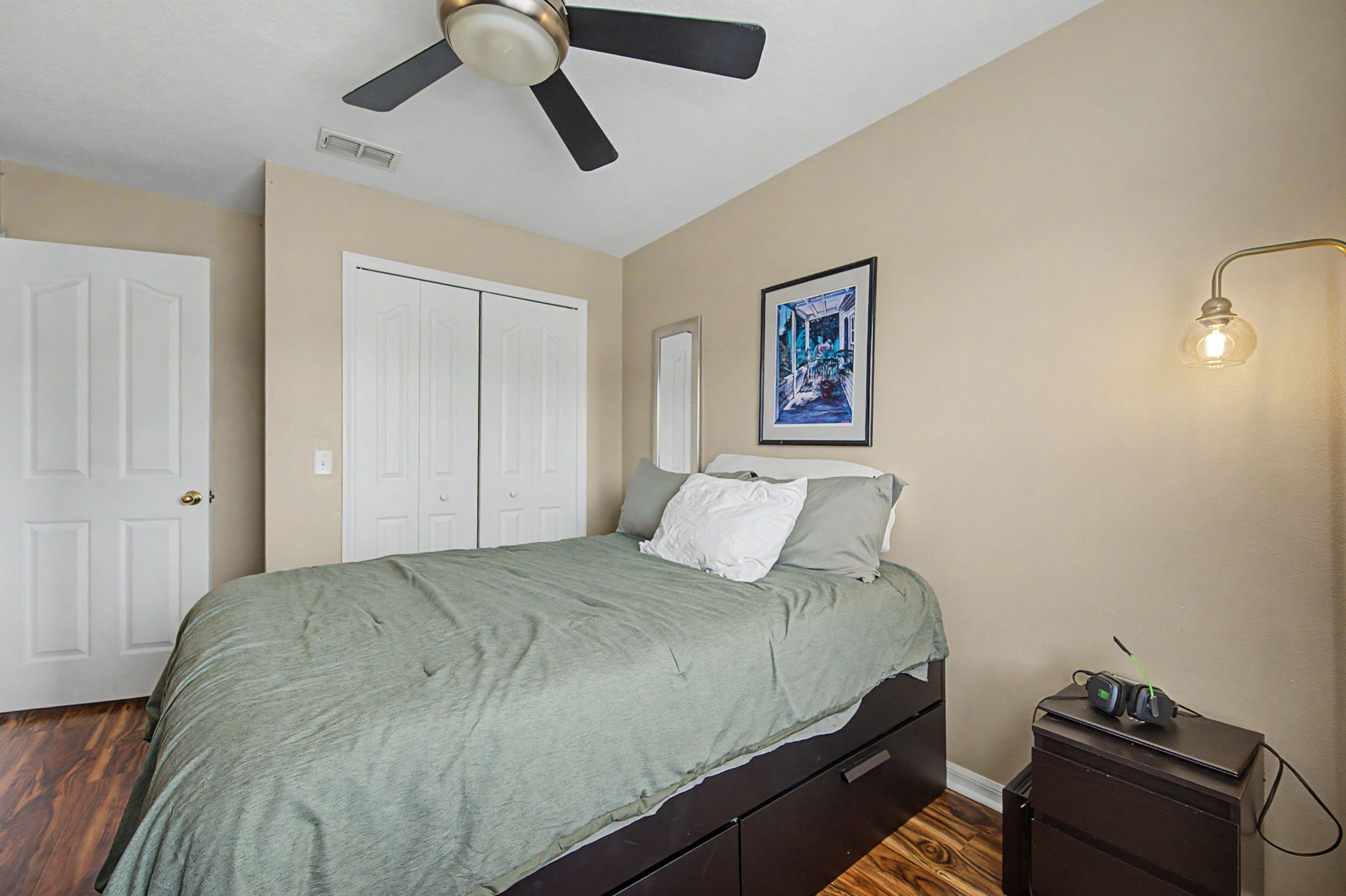 Upper Level Bedroom3e