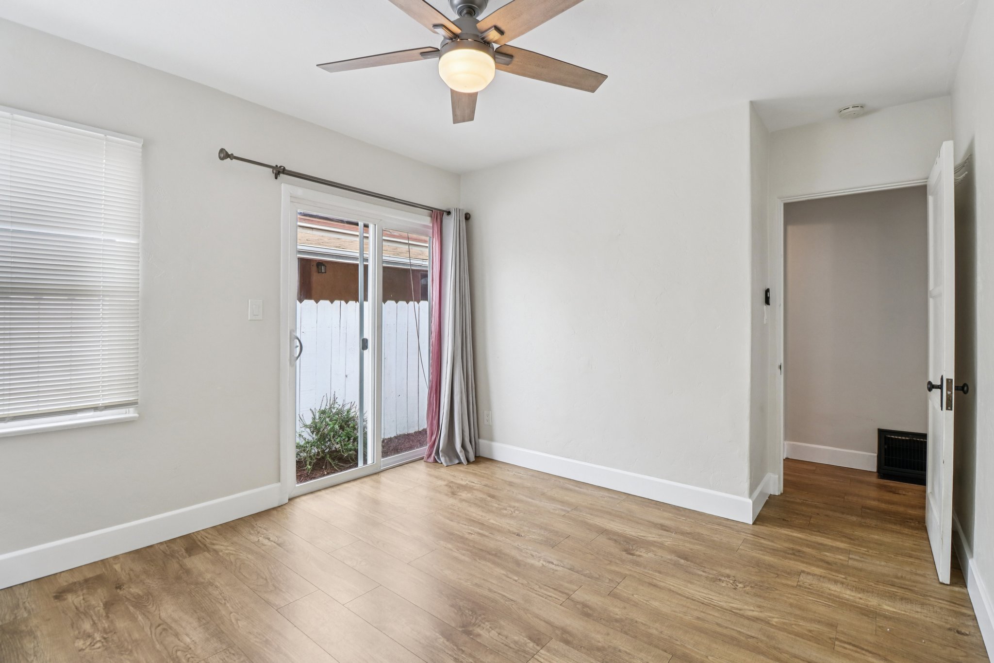 Chamoune Ave-S2312-020.jpg
