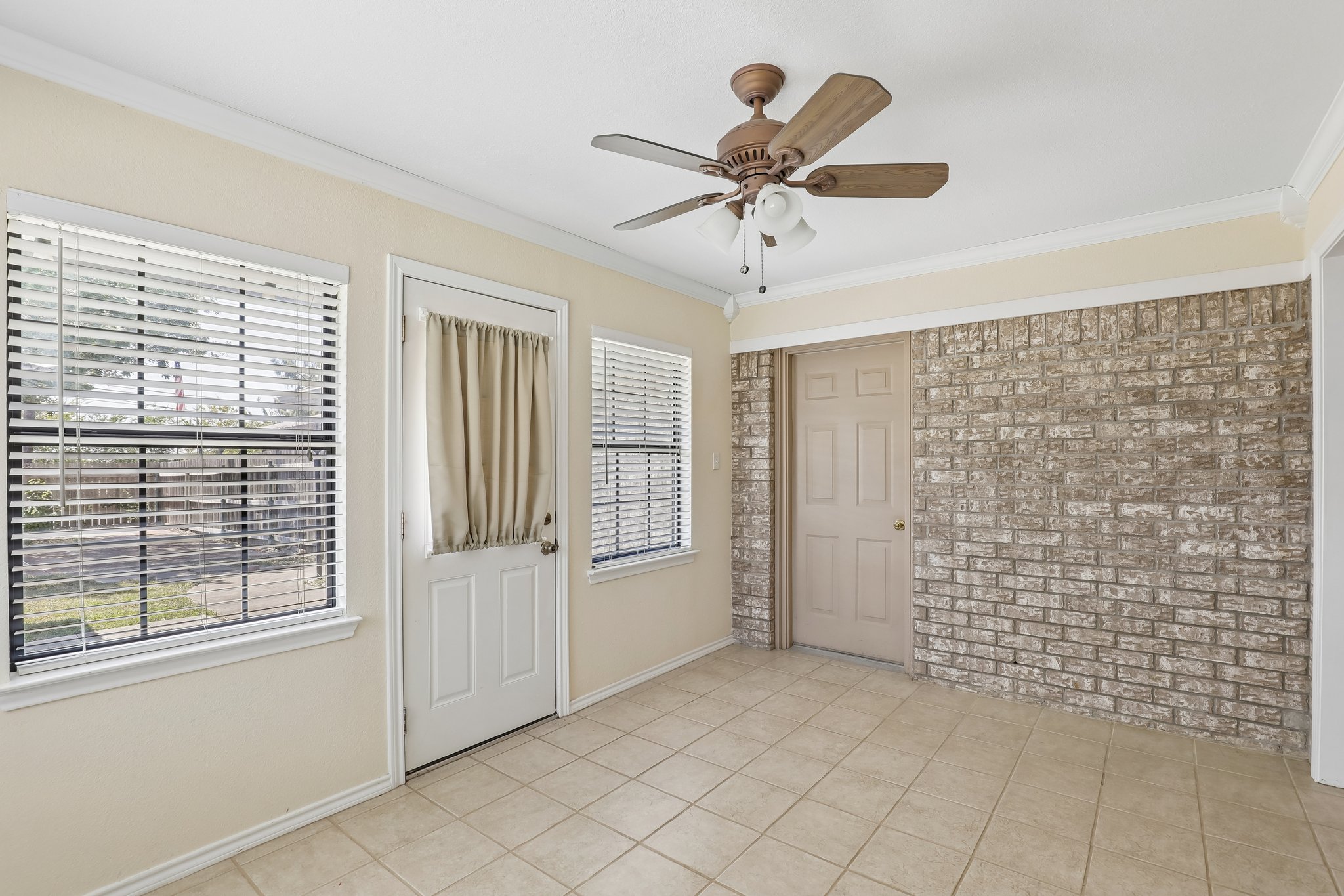 Sunhill Dr-S2808-005.jpg