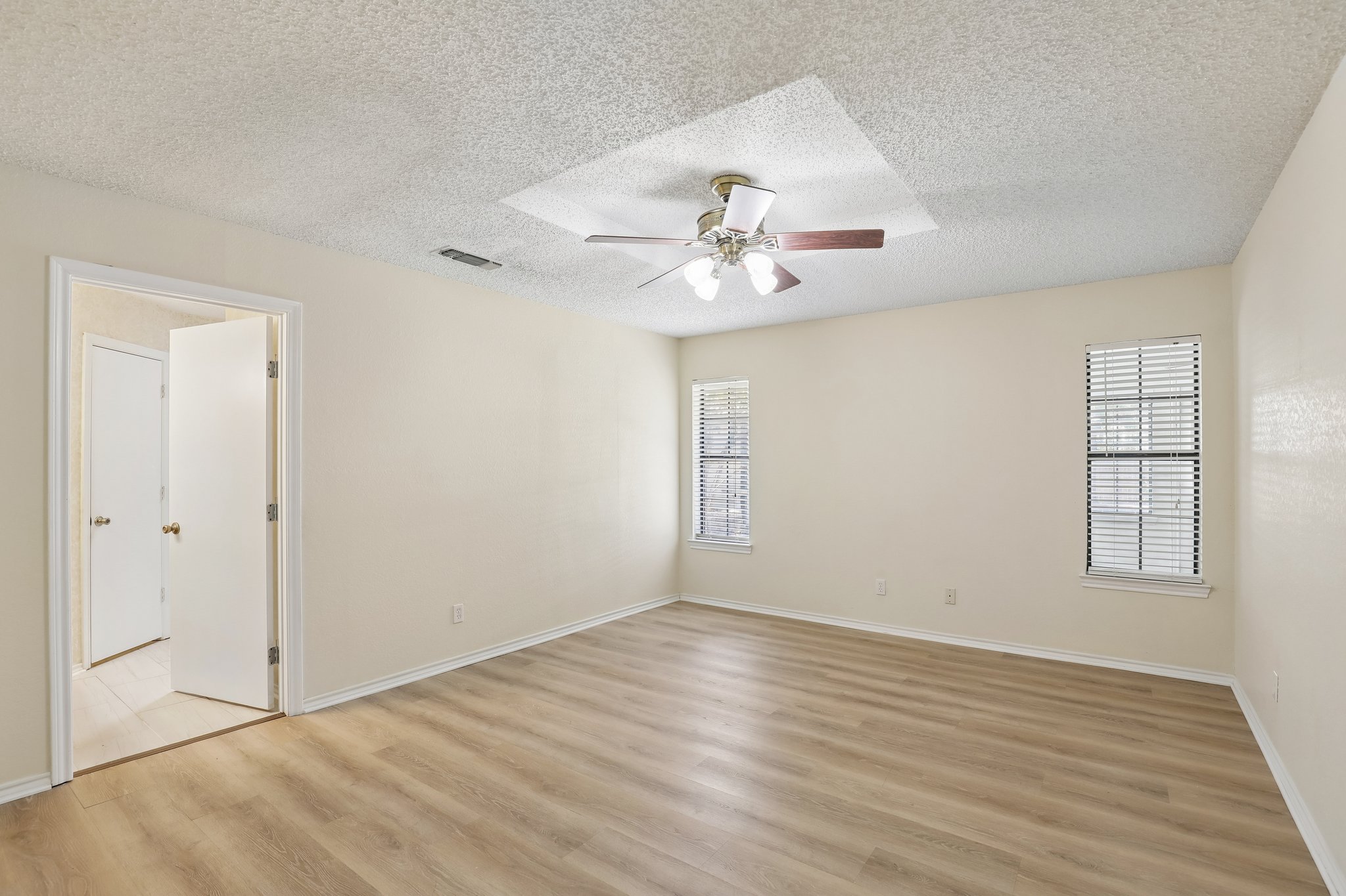Sunhill Dr-S2808-021.jpg