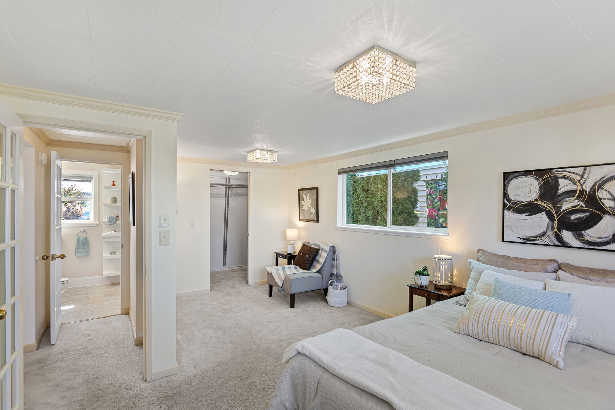 The reverse angle shows the bedroom’s walk-in closet and full bath just beyond—useful storage and everyday function gathered together on the main level.