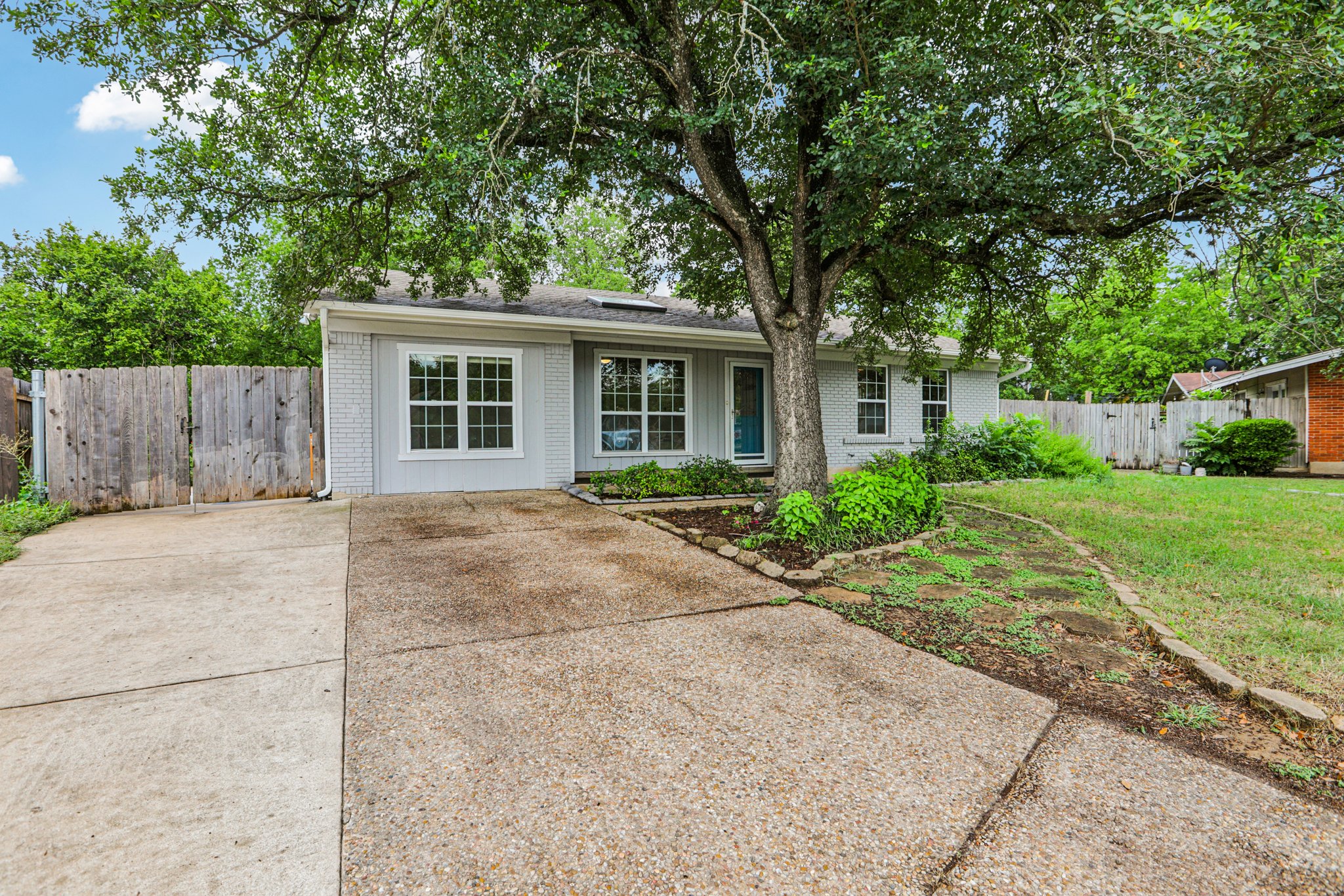 Byron Dr-1306-001r.jpg