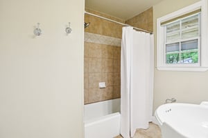 Byron Dr-1306-025.jpg