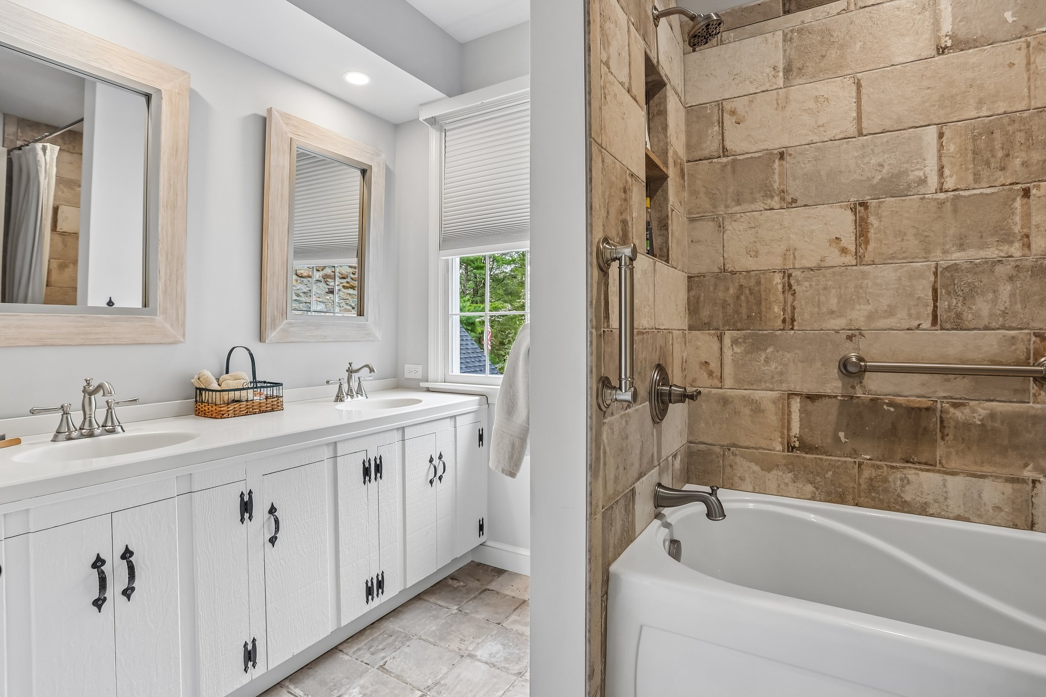 Lilac Rd-S2304-061.jpg