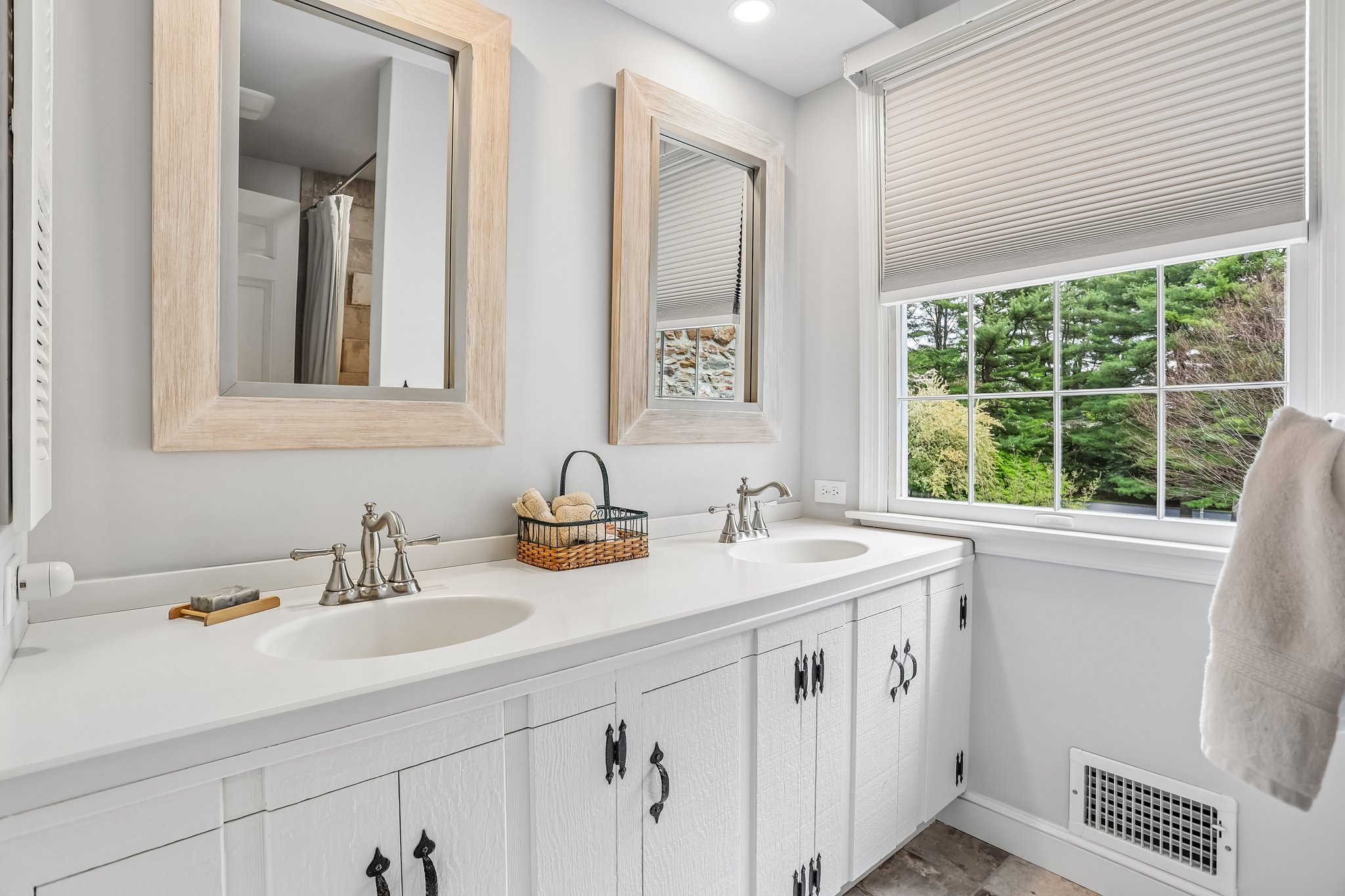 Lilac Rd-S2304-062.jpg