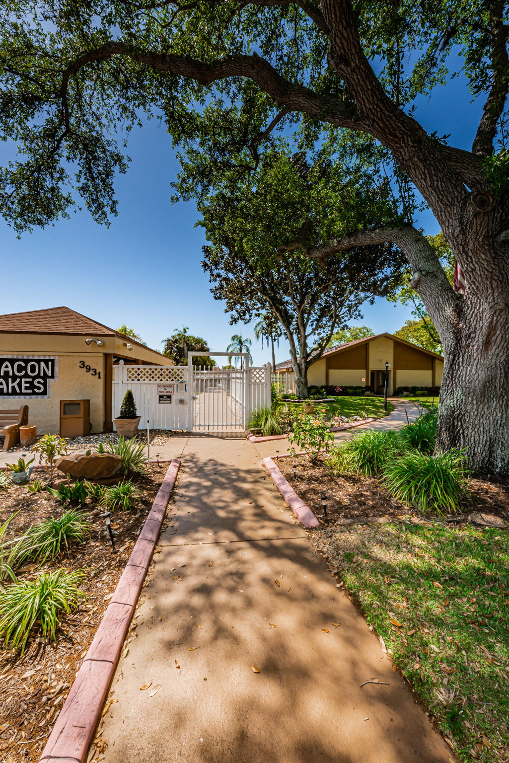 5-Pool and Clubhouse Entry