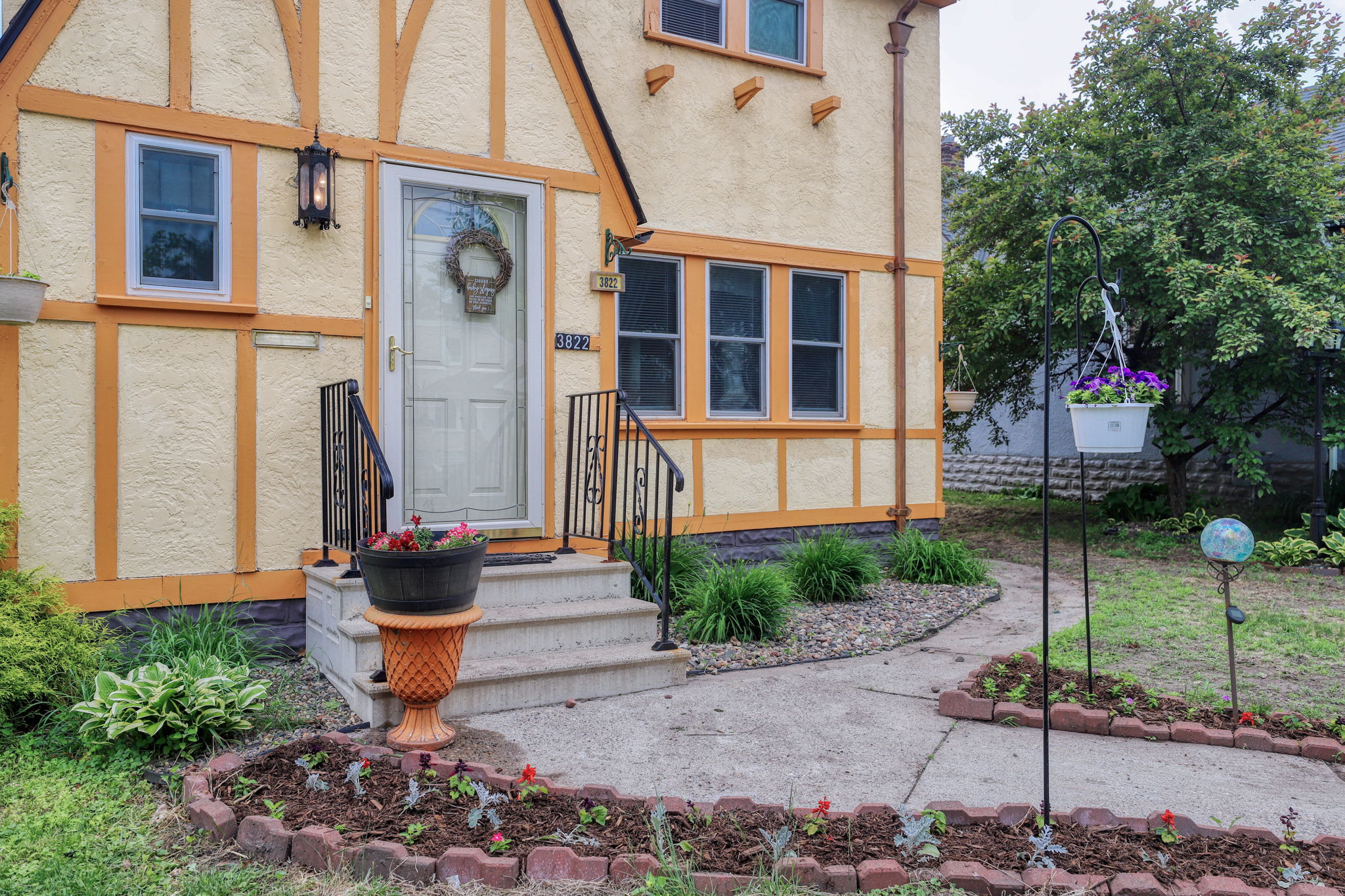 3822 N Colfax Ave, Minneapolis, MN 55412 Excalibur Portraits