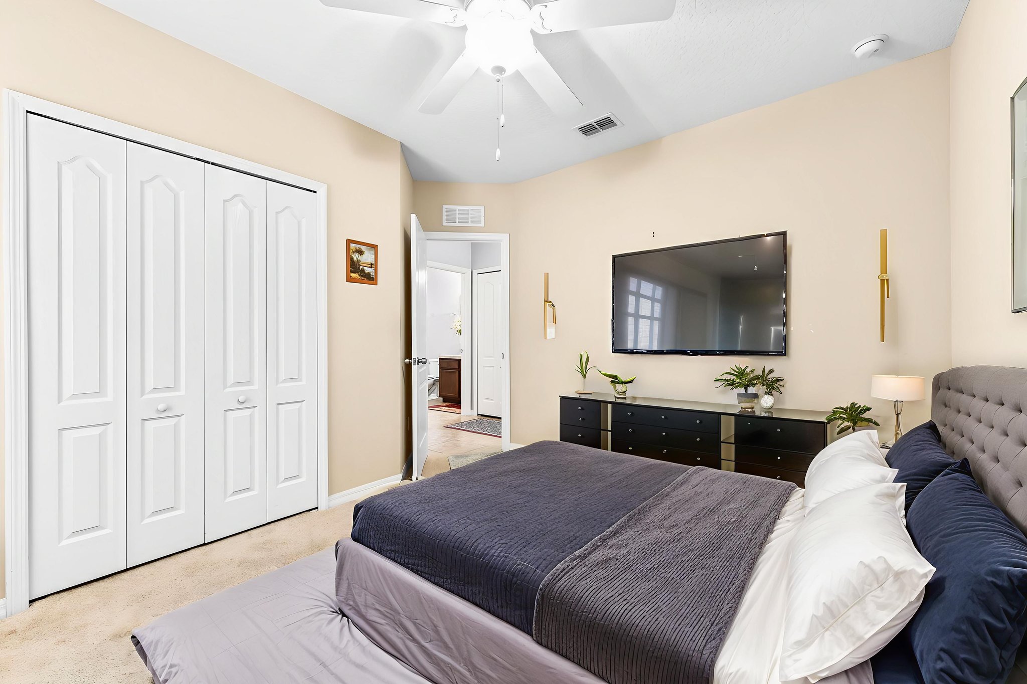 DSC_0543 virtually staged.jpeg