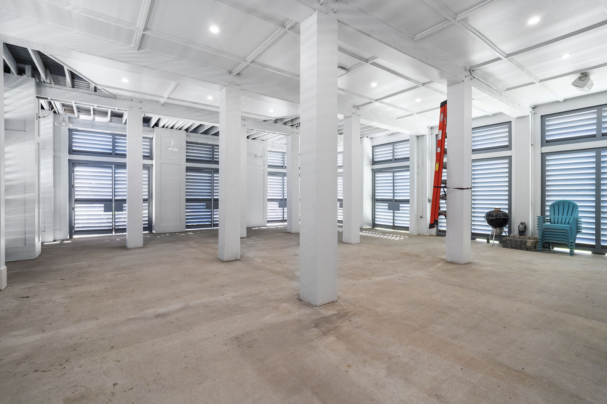 1,700sq' of enclosed & secured space