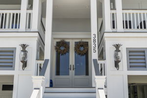 Grrand entrance w/ double doors.