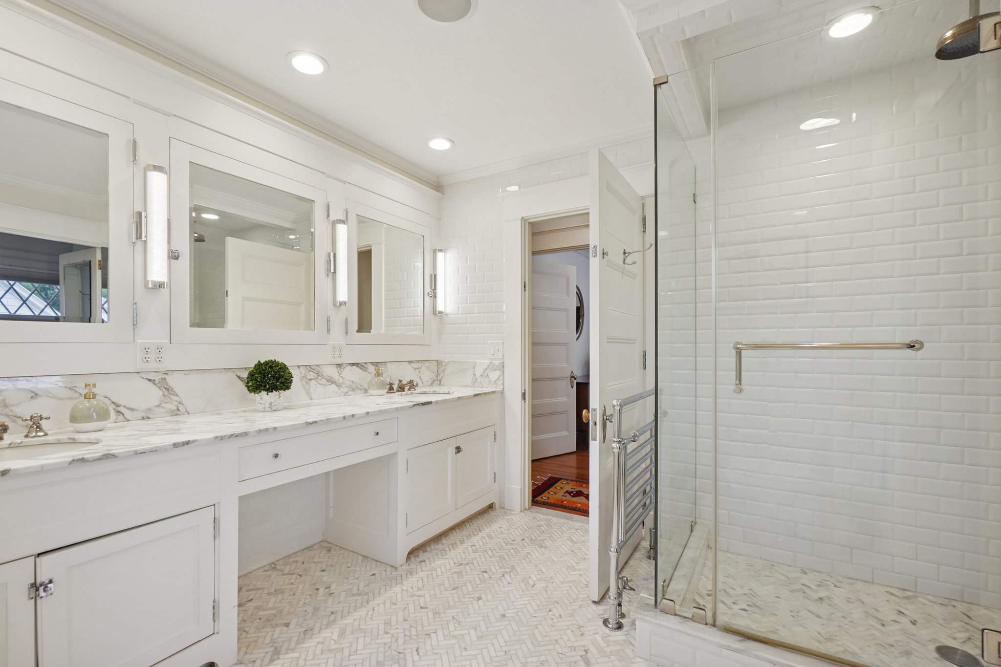 Spa-like luxurious primary bathroom.