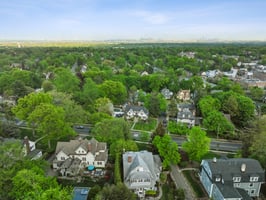 Close to downtown and NYC just a quick commute from the train 3 blocks away!
