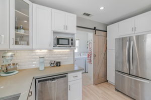 016_385 Edwards Ave