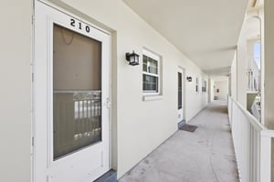 13th Ave N 210-L1704-005.jpg