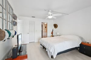 13th Ave N 210-L1704-051.jpg