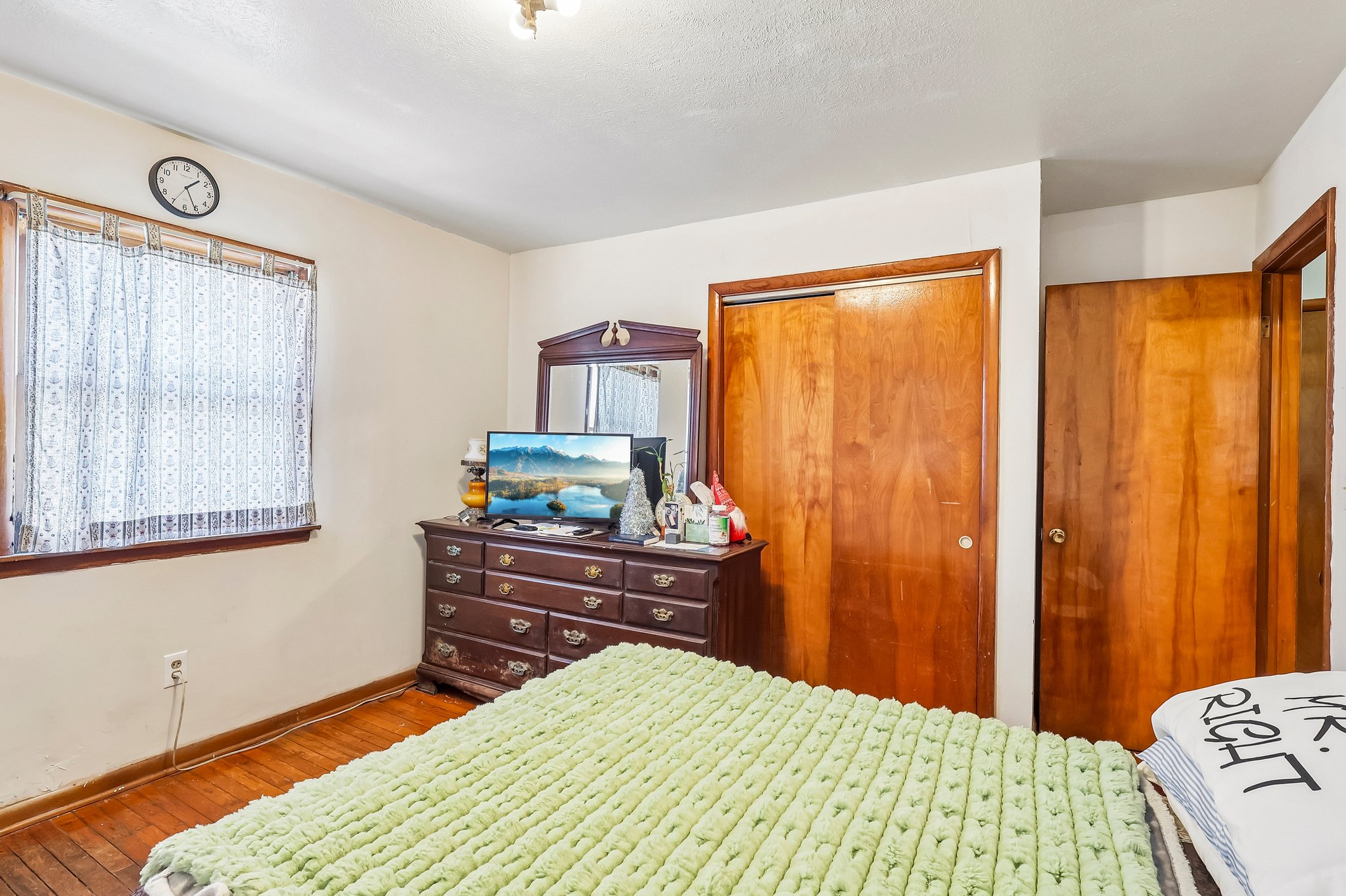 N Broadway-S2304-021.jpg