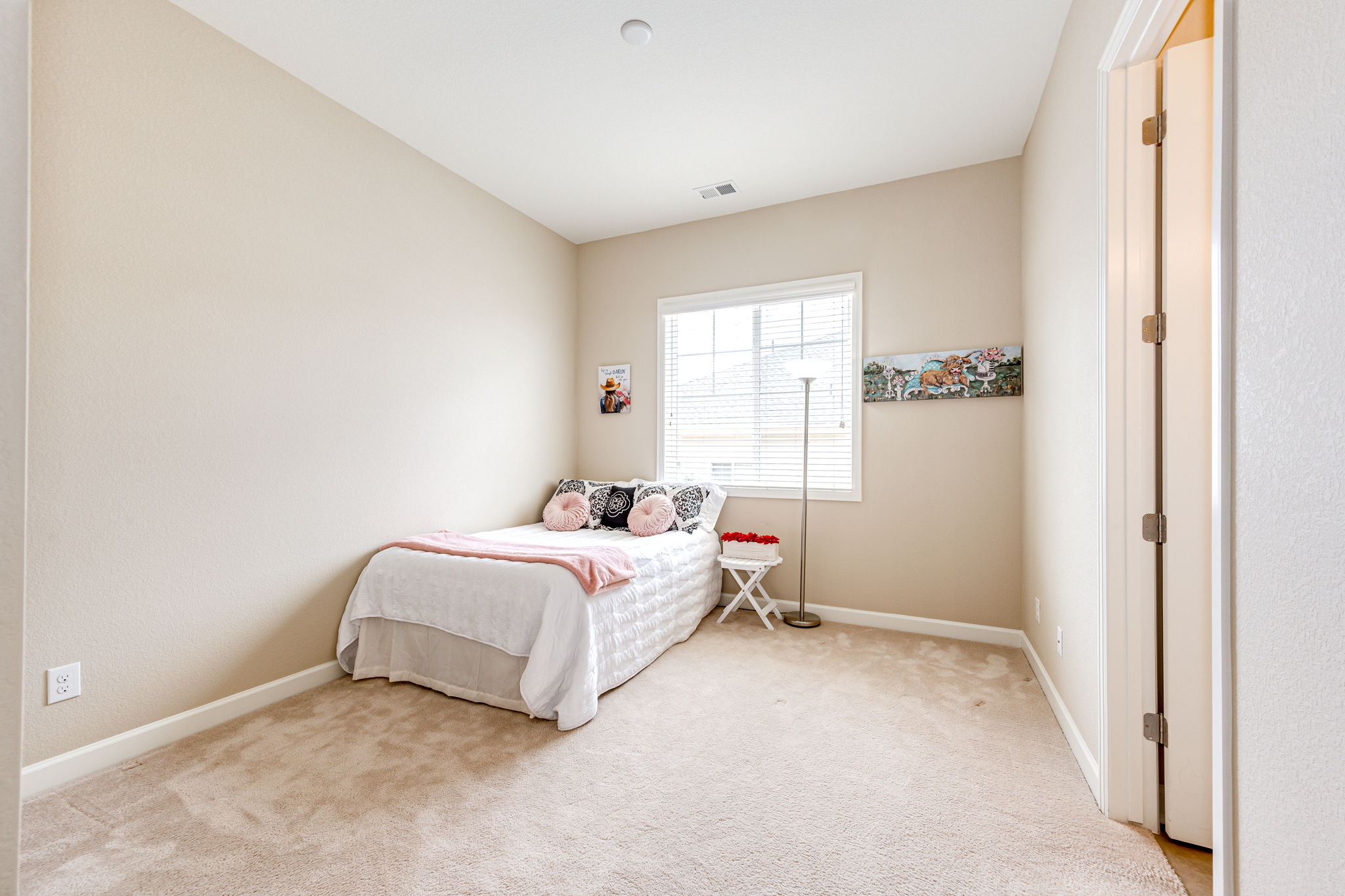 Secondary Bedroom w Jack-n-Jill Bathroom