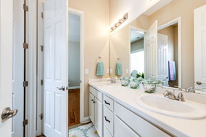 Jack-n-Jill Bathroom w Separation for Sharing