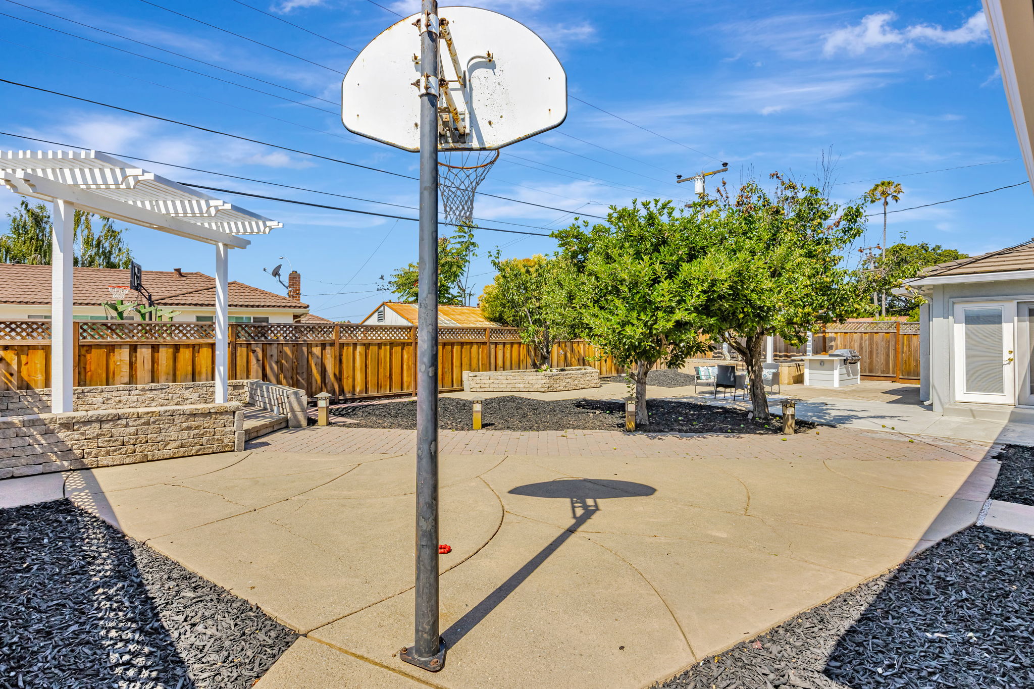 039_38597 Farwell Dr