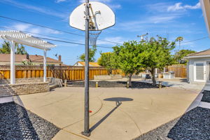 039_38597 Farwell Dr