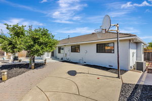 040_38597 Farwell Dr