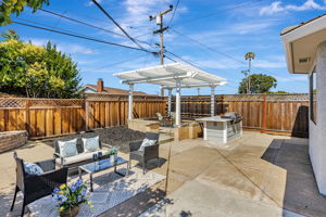 045_38597 Farwell Dr