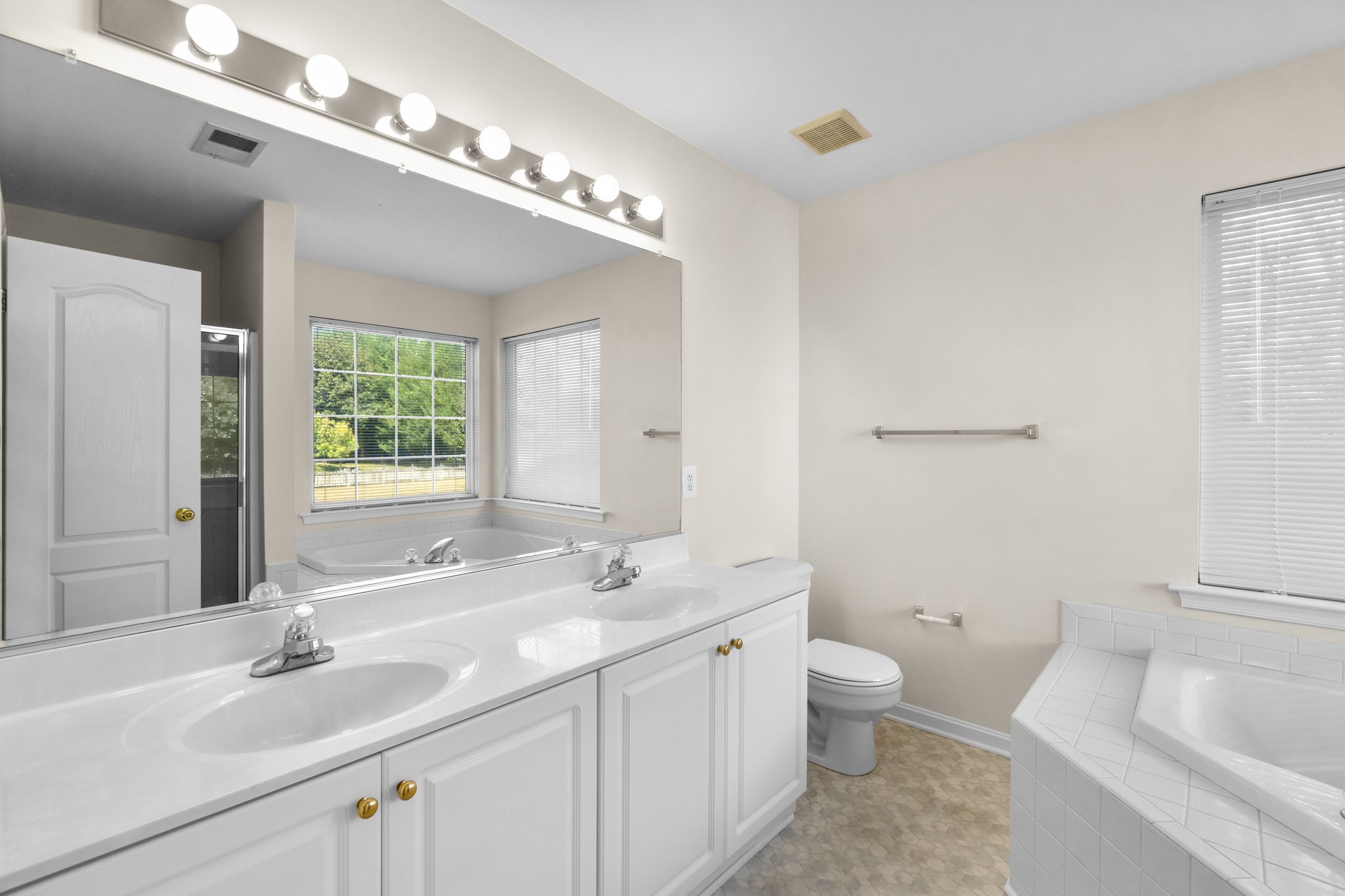 46. Upper bedroom.jpg