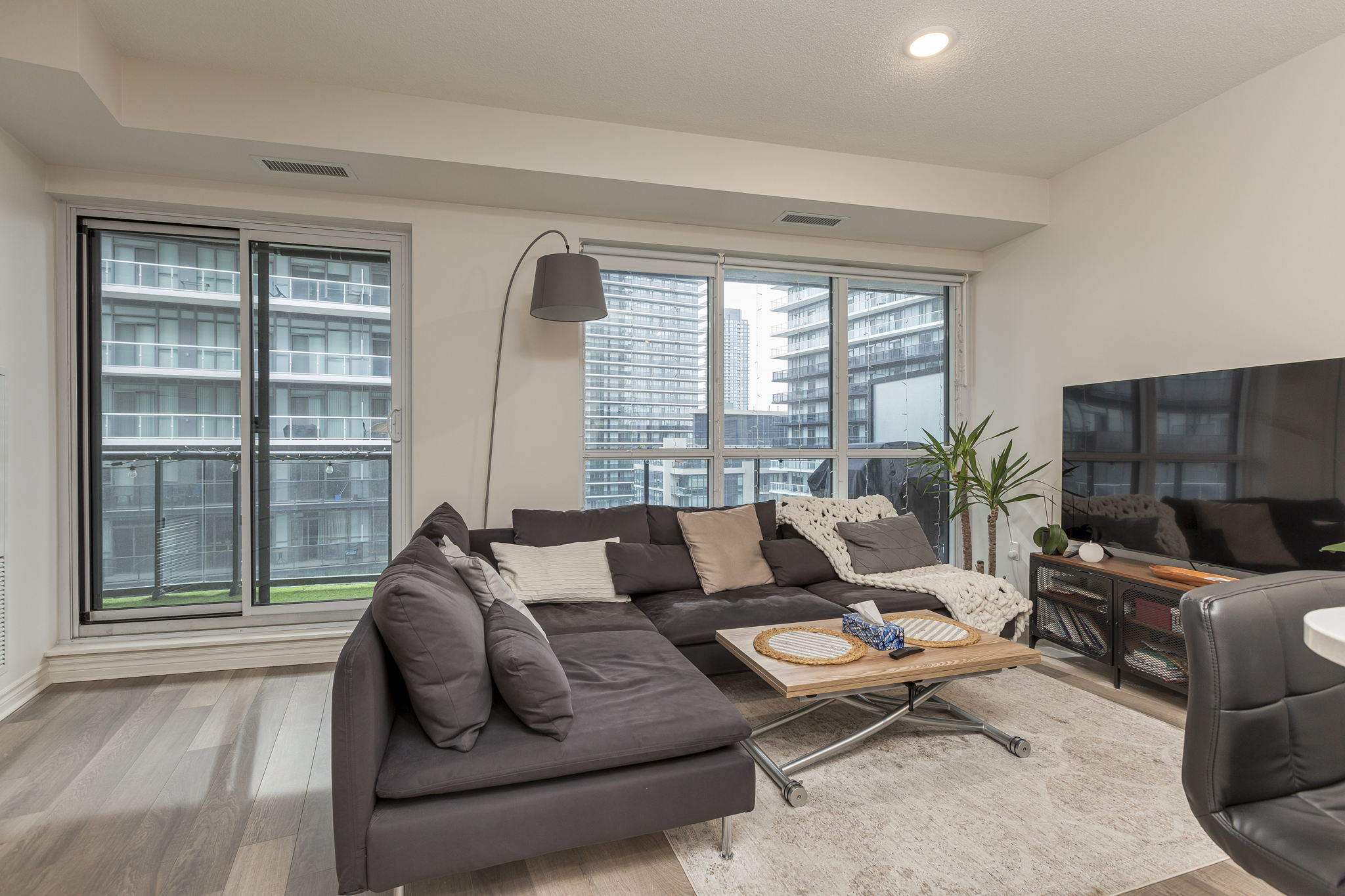 39 Annie Craig Dr, Etobicoke, ON M8V 0A3, Canada Photo 5