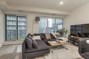 39 Annie Craig Dr, Etobicoke, ON M8V 0A3, Canada Photo 4