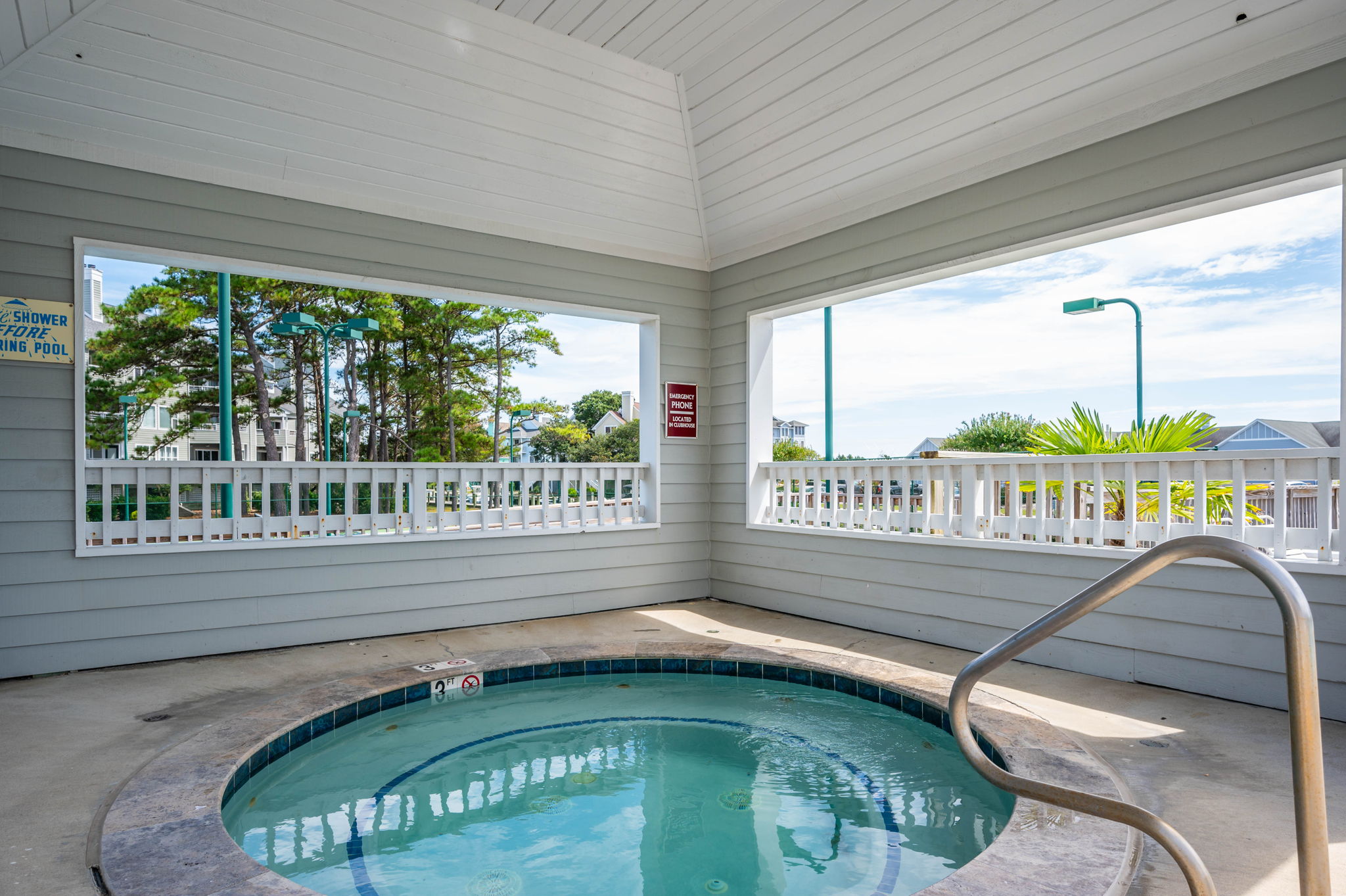 Pirates-Cove-Marina-Clubhouse-Hot-Tub