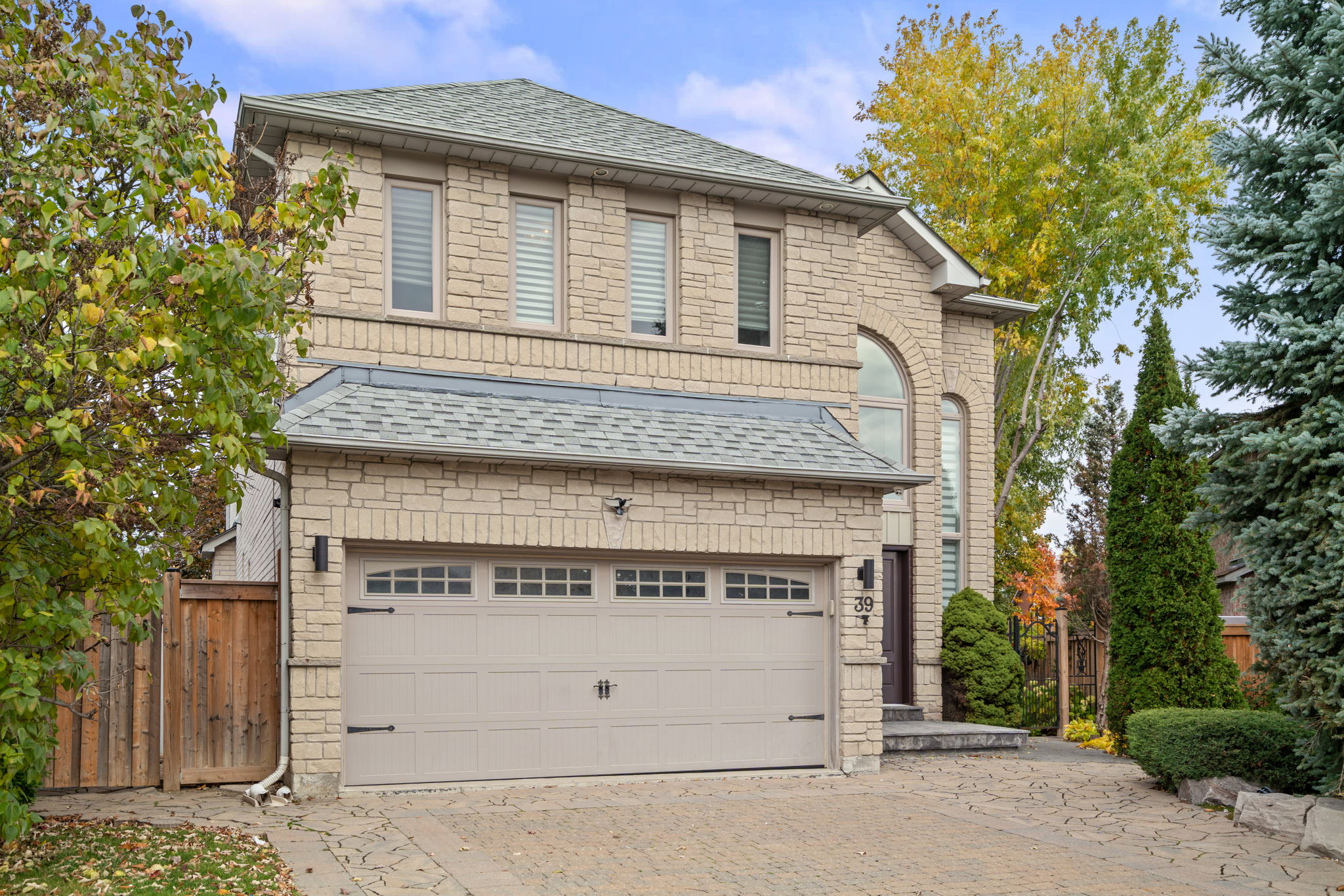 39 Michelle Dr Vaughan, ON L4L 9B8