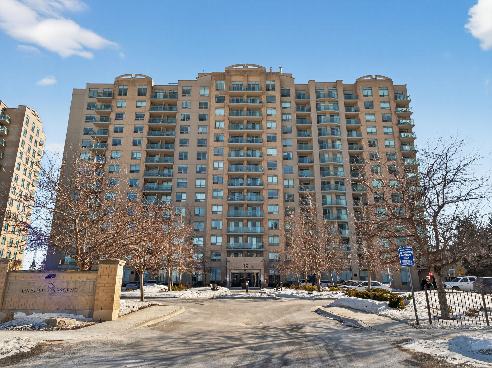 39 Oneida Crescent Unit 409 Richmond Hill, ON L4B 4T9