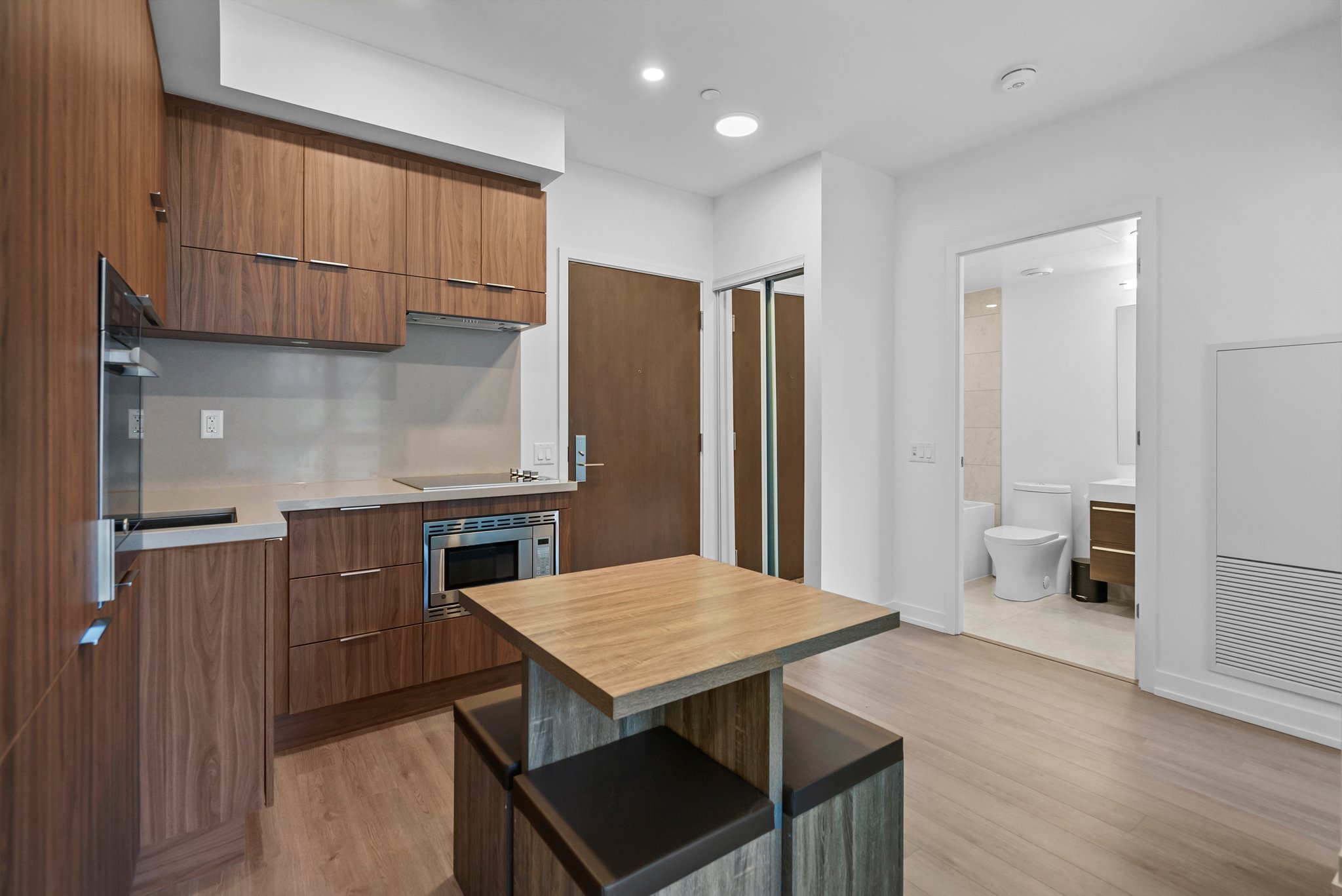 39 Roehampton Ave Unit 2409 Toronto, ON M4P 0G1