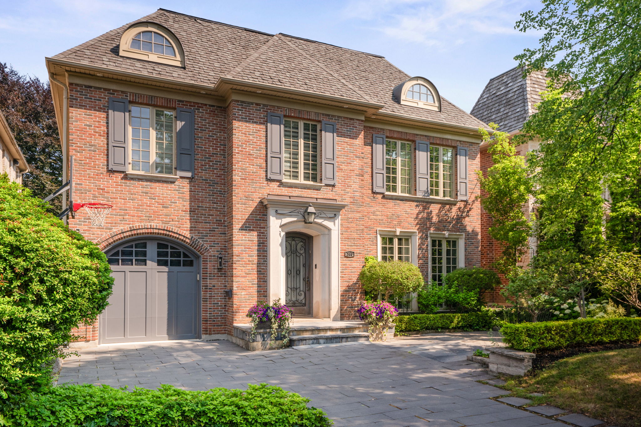 390 Cortleigh Blvd Toronto, ON M5N 1R5