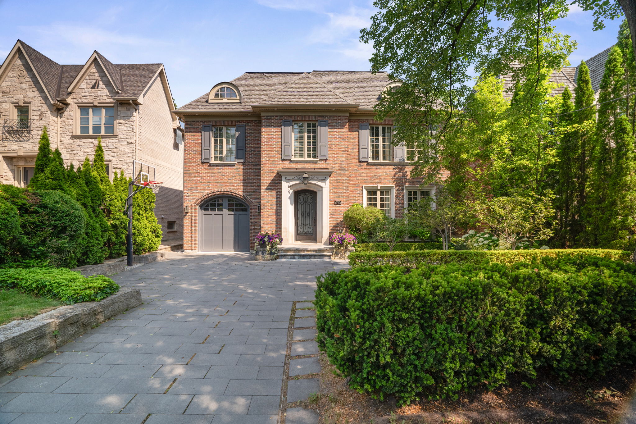 390 Cortleigh Blvd Toronto, ON M5N 1R5