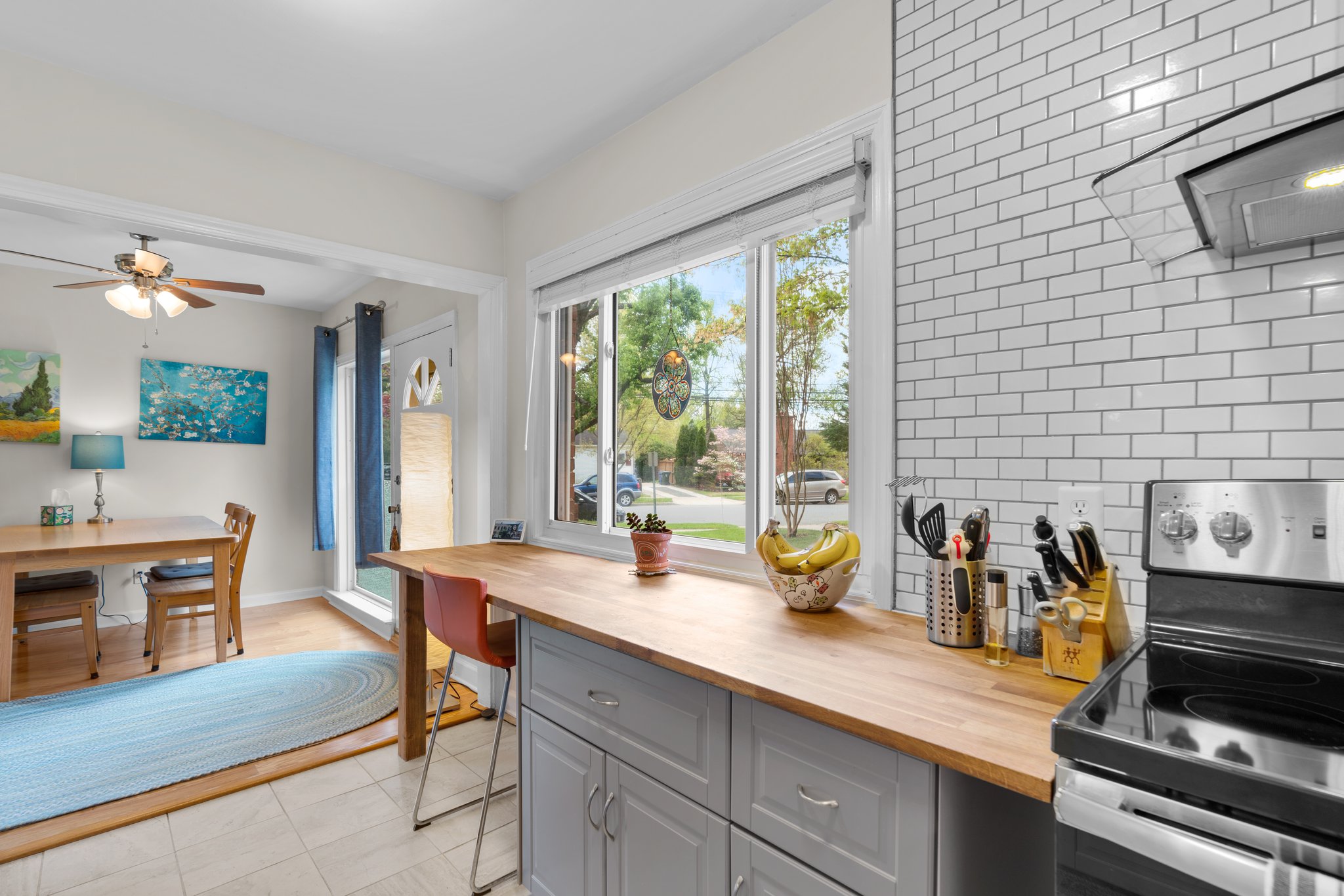 Dining Area and Breakfast Bar