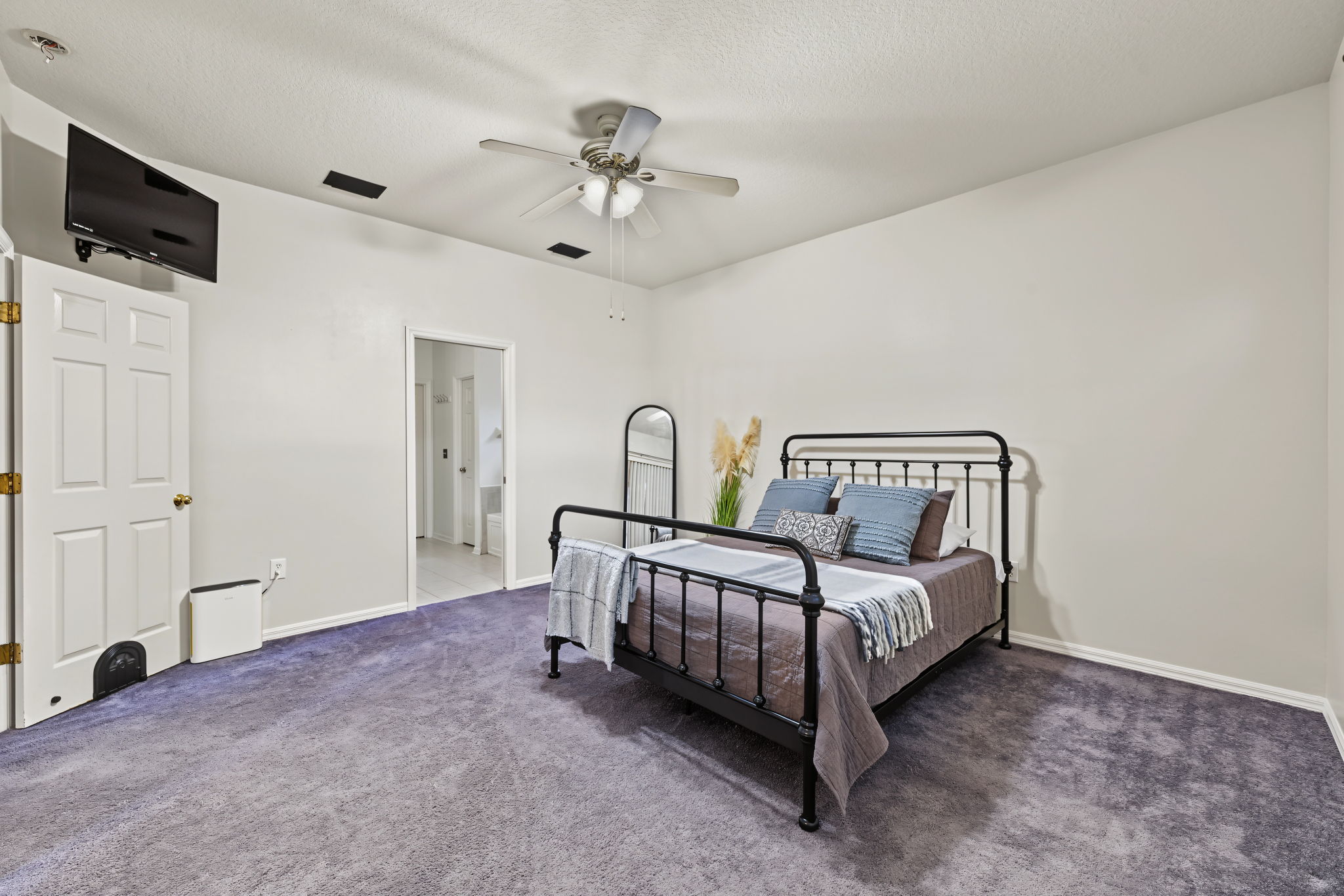 Primary Bedroom1b