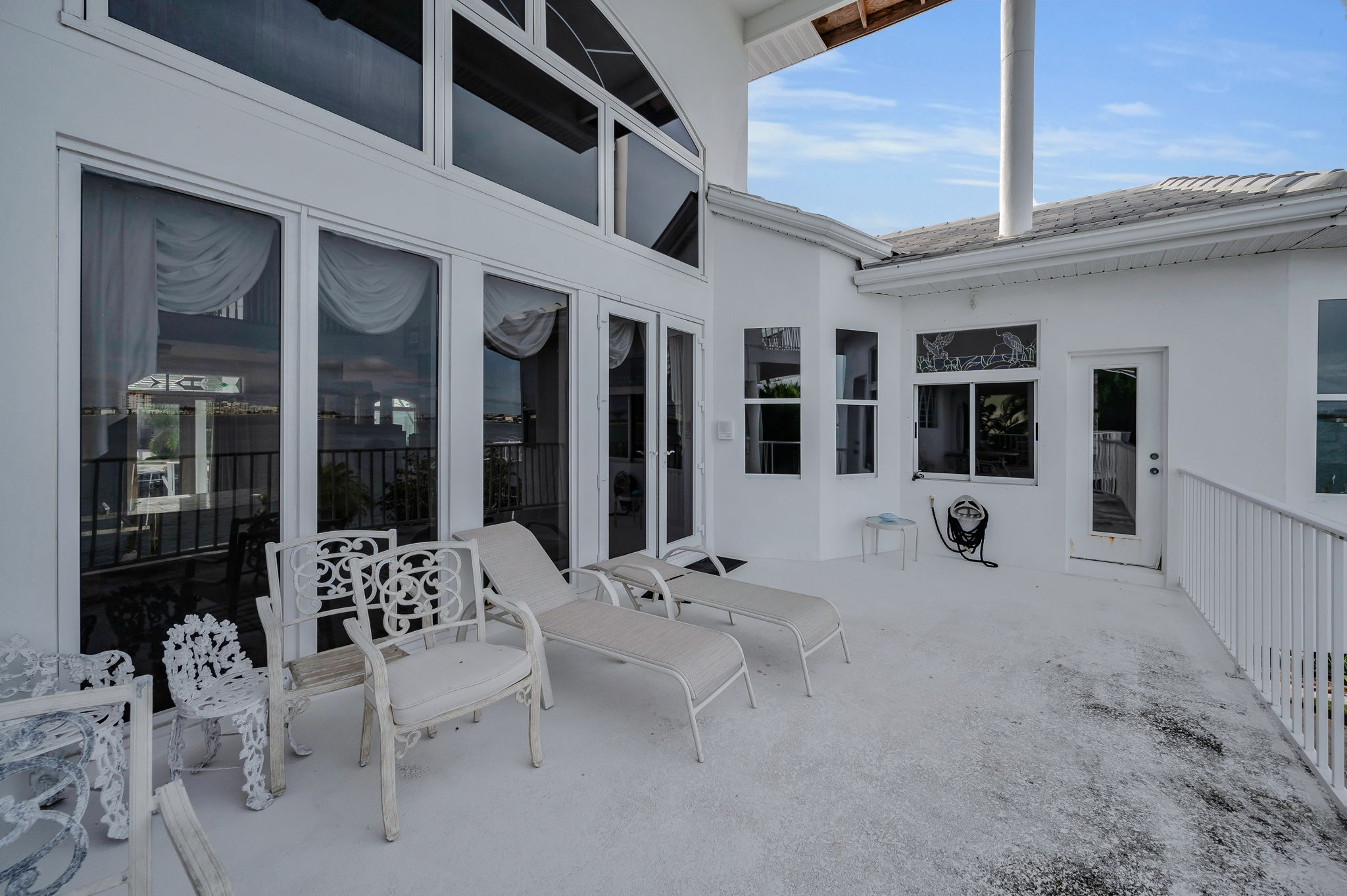 Living Room Balcony4