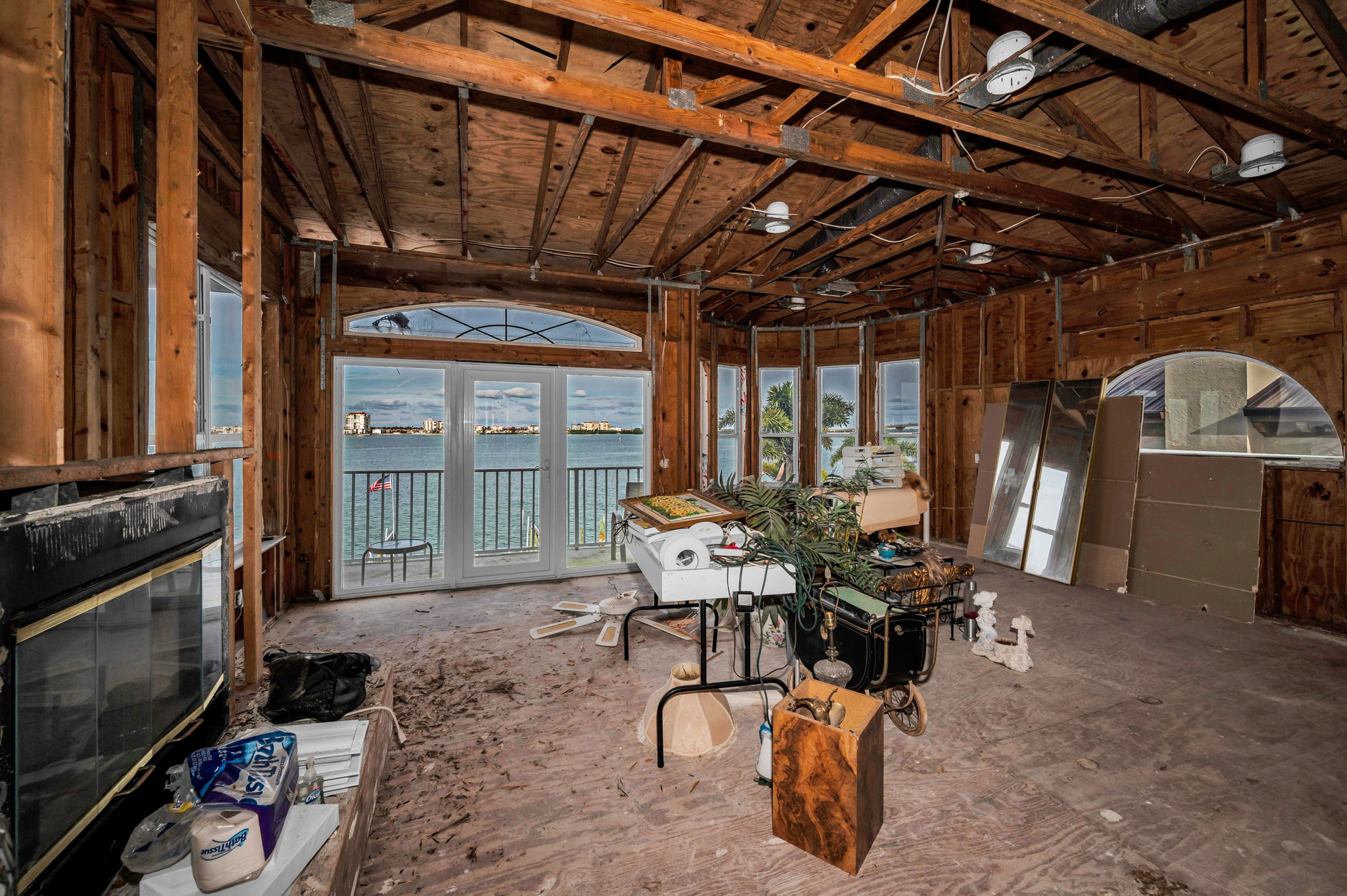 Upper Level Primary Bedroom1e