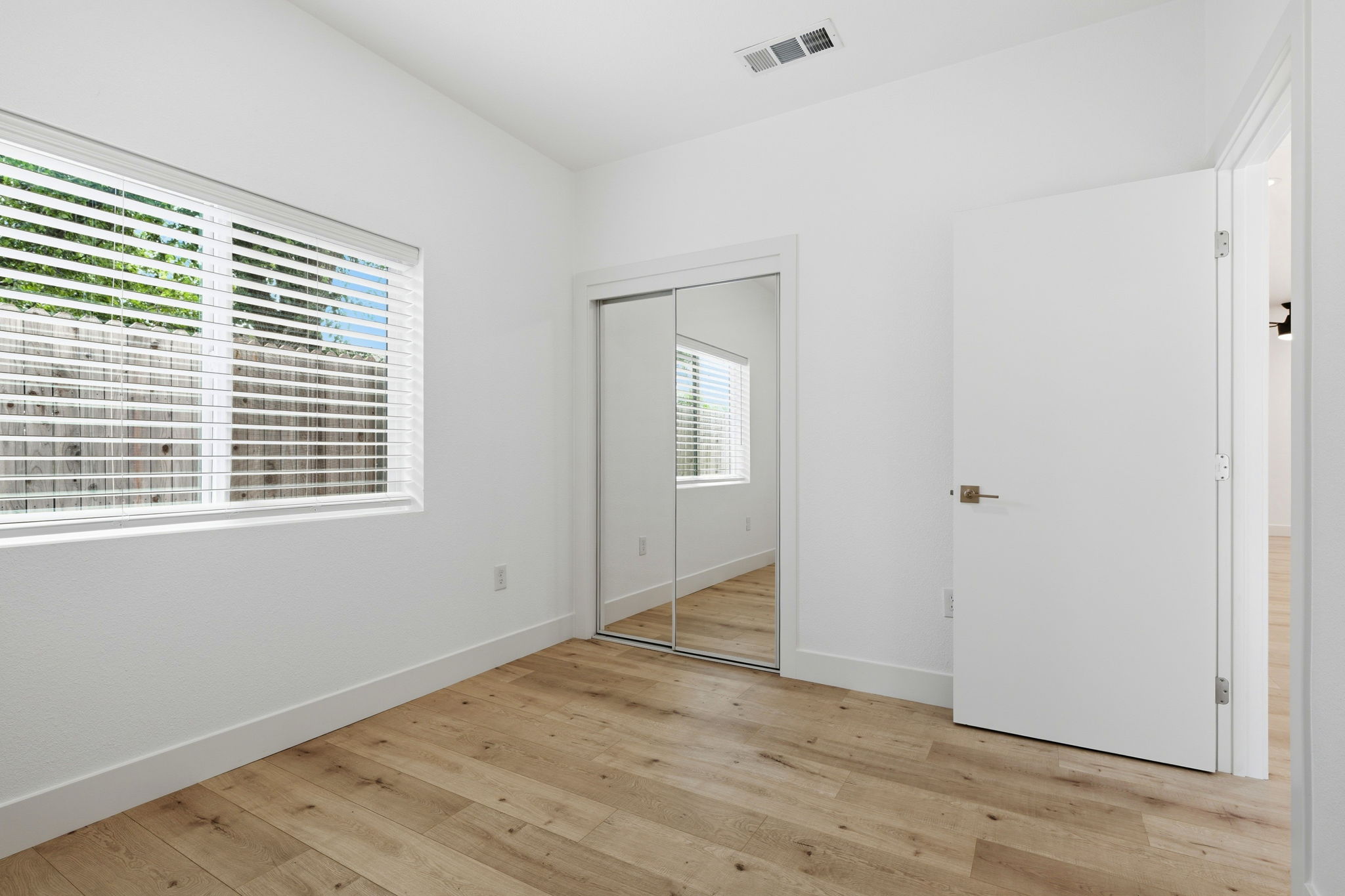 022_F8_3910-3912 Elm St