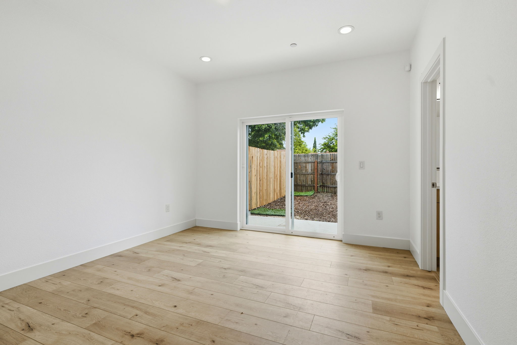 023_F8_3910-3912 Elm St