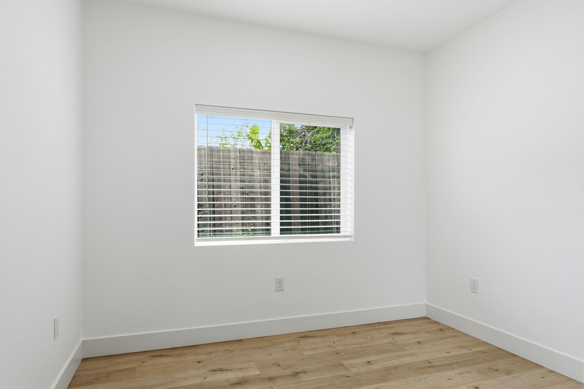 025_F8_3910-3912 Elm St